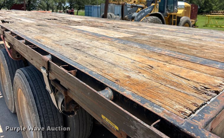 image for item LU9913 2005 Lufkin flatbed trailer