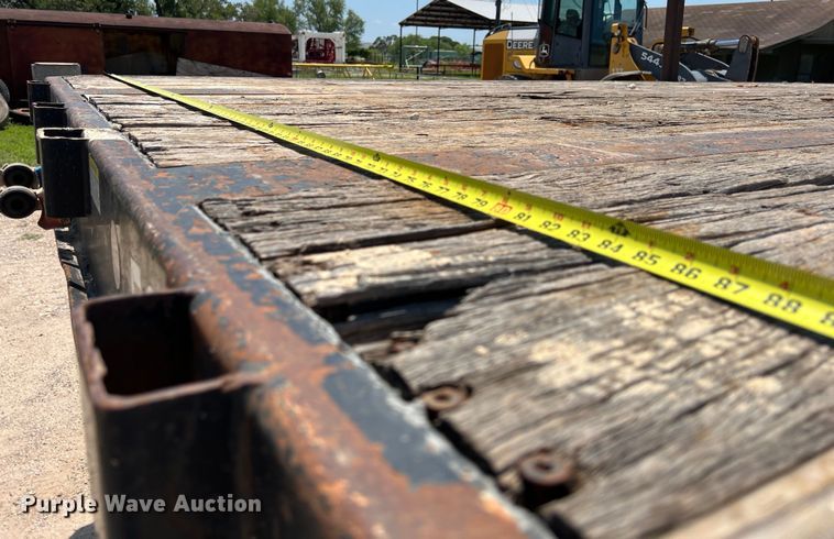 image for item LU9913 2005 Lufkin flatbed trailer