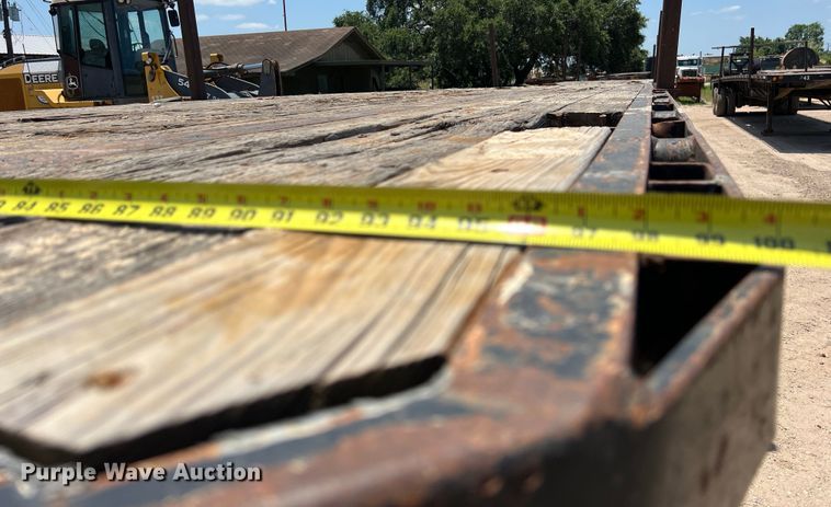 image for item LU9913 2005 Lufkin flatbed trailer