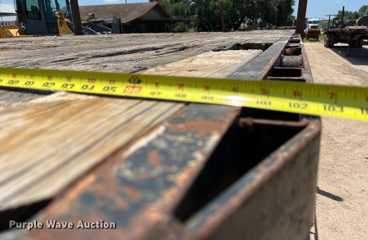 image for item LU9913 2005 Lufkin flatbed trailer