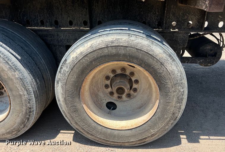 image for item LU9913 2005 Lufkin flatbed trailer