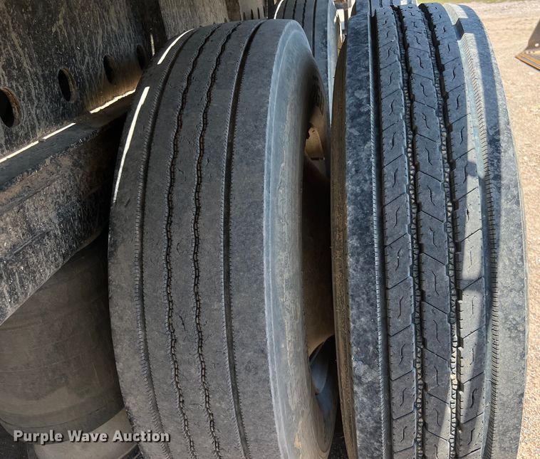 image for item LU9913 2005 Lufkin flatbed trailer