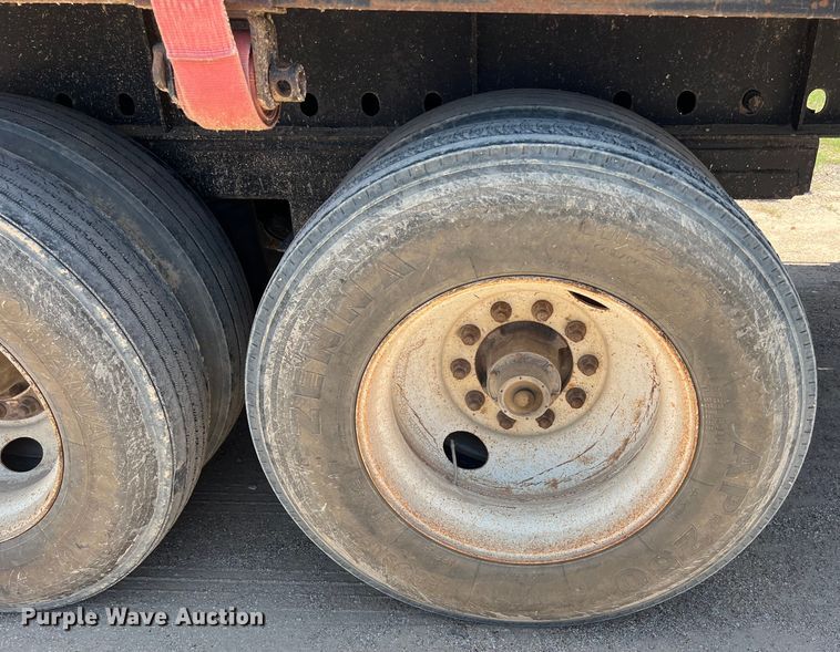 image for item LU9913 2005 Lufkin flatbed trailer