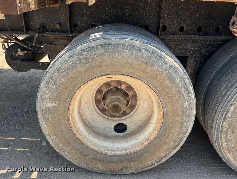 image for item LU9913 2005 Lufkin flatbed trailer