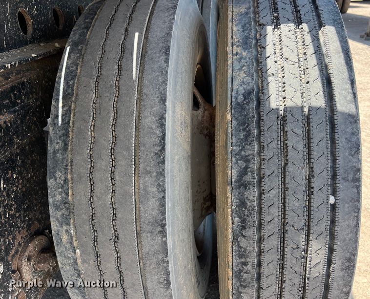 image for item LU9913 2005 Lufkin flatbed trailer