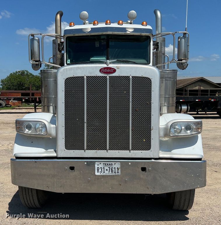 image for item LU9914 2018 Peterbilt 389 semi truck