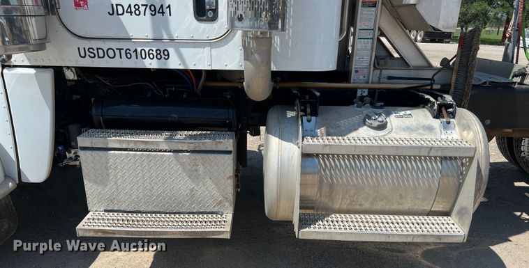 image for item LU9914 2018 Peterbilt 389 semi truck