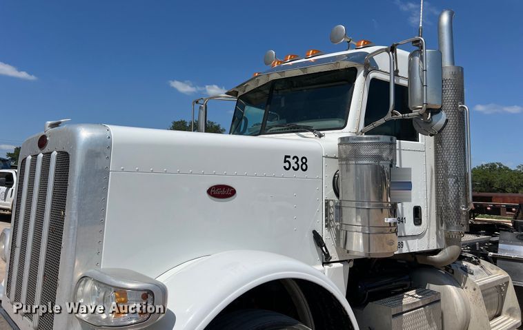 image for item LU9914 2018 Peterbilt 389 semi truck