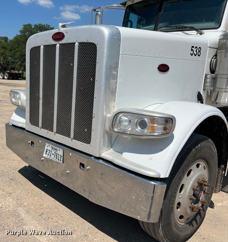 image for item LU9914 2018 Peterbilt 389 semi truck