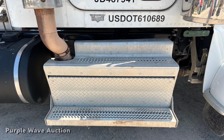image for item LU9914 2018 Peterbilt 389 semi truck