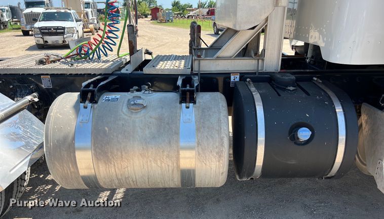 image for item LU9914 2018 Peterbilt 389 semi truck