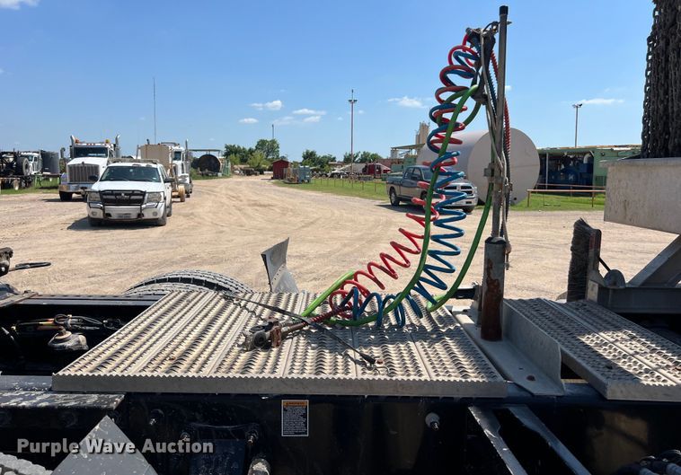 image for item LU9914 2018 Peterbilt 389 semi truck