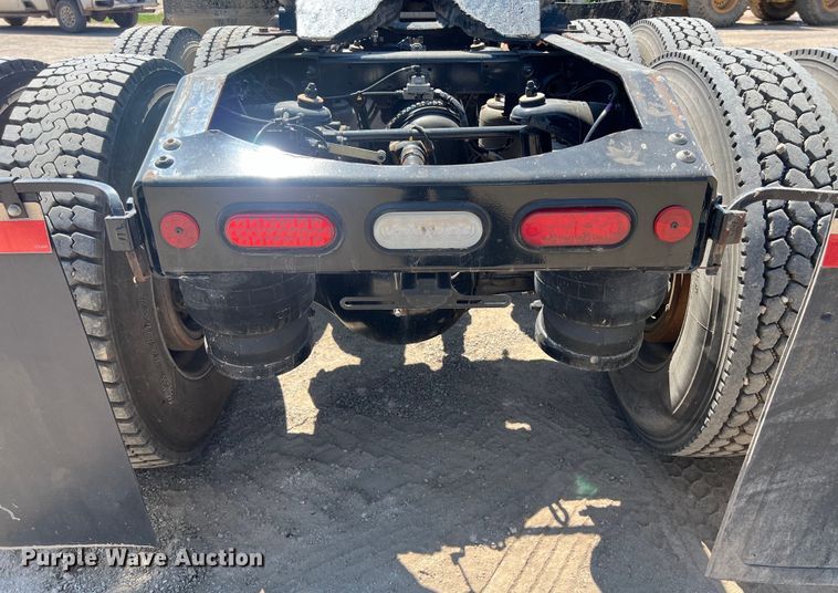 image for item LU9914 2018 Peterbilt 389 semi truck