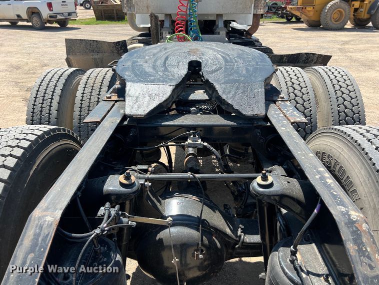 image for item LU9914 2018 Peterbilt 389 semi truck