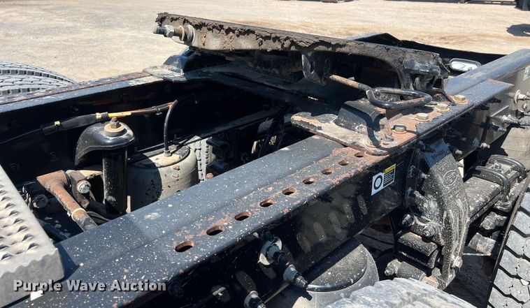 image for item LU9914 2018 Peterbilt 389 semi truck