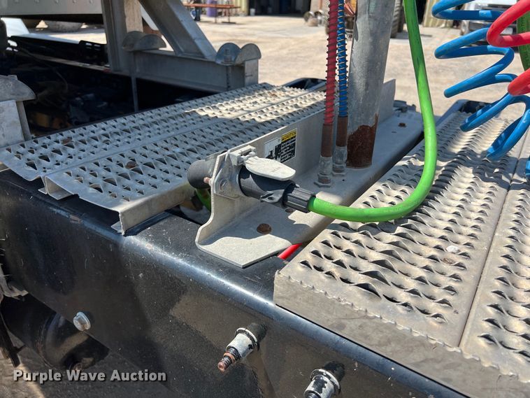 image for item LU9914 2018 Peterbilt 389 semi truck