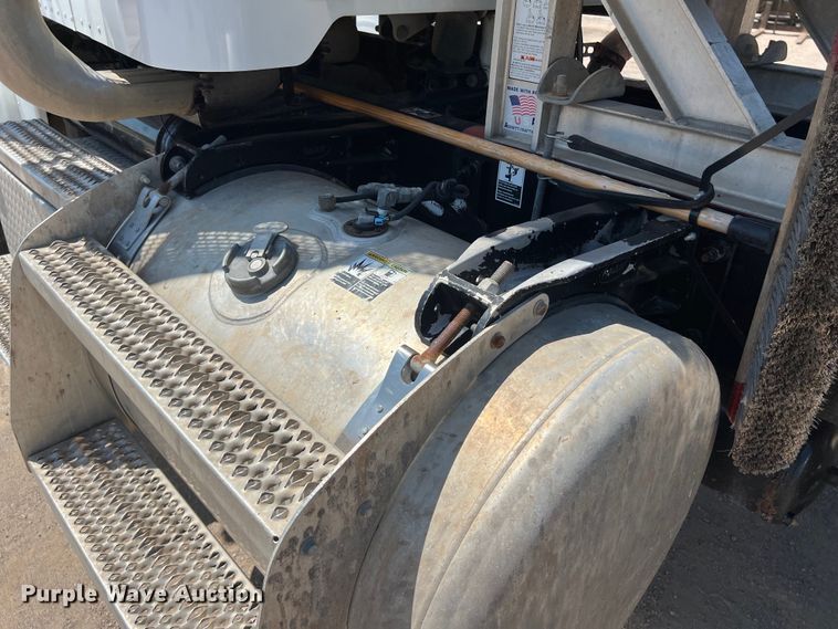 image for item LU9914 2018 Peterbilt 389 semi truck