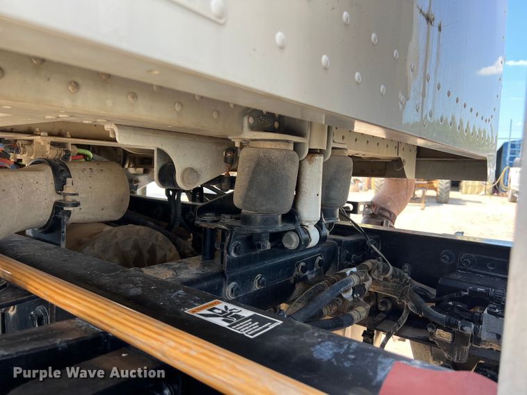 image for item LU9914 2018 Peterbilt 389 semi truck