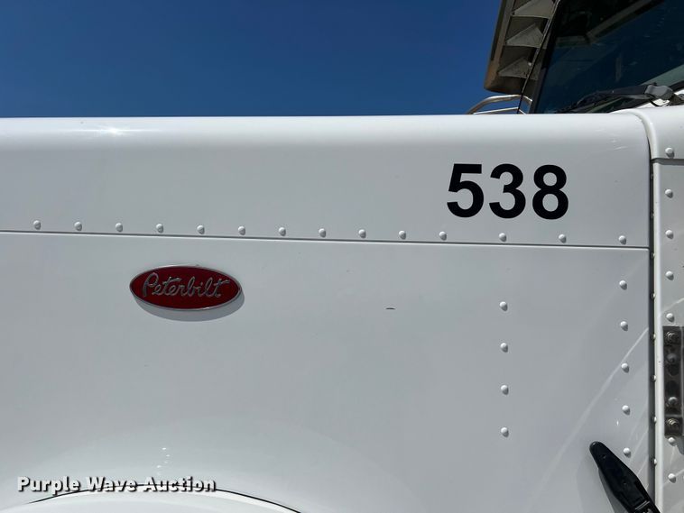 image for item LU9914 2018 Peterbilt 389 semi truck
