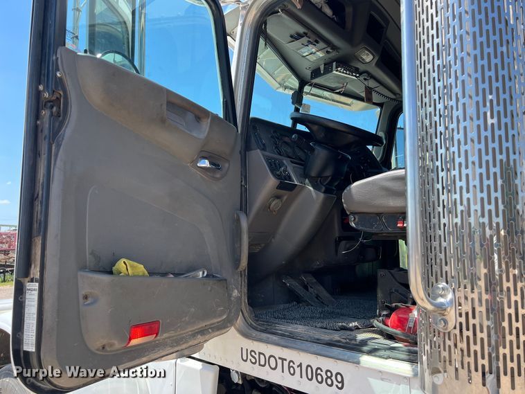 image for item LU9914 2018 Peterbilt 389 semi truck