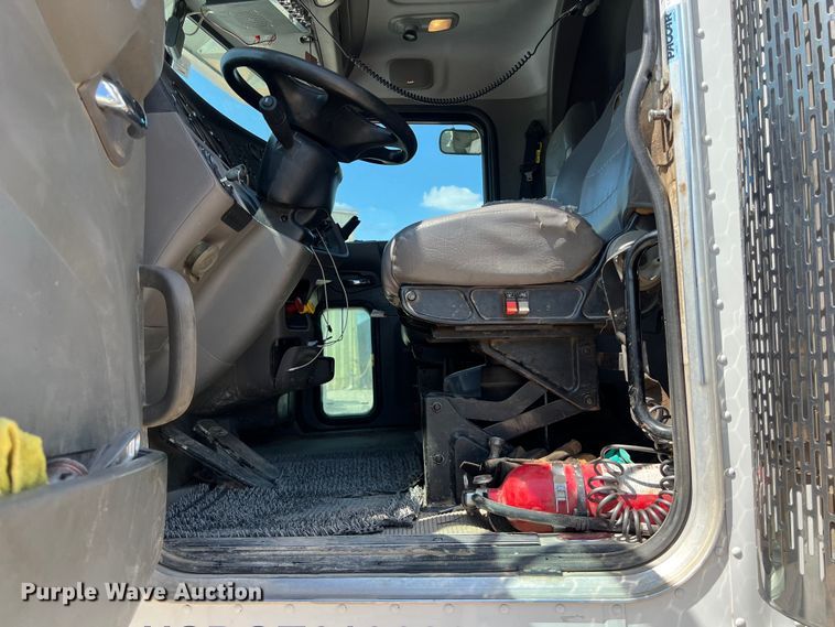 image for item LU9914 2018 Peterbilt 389 semi truck