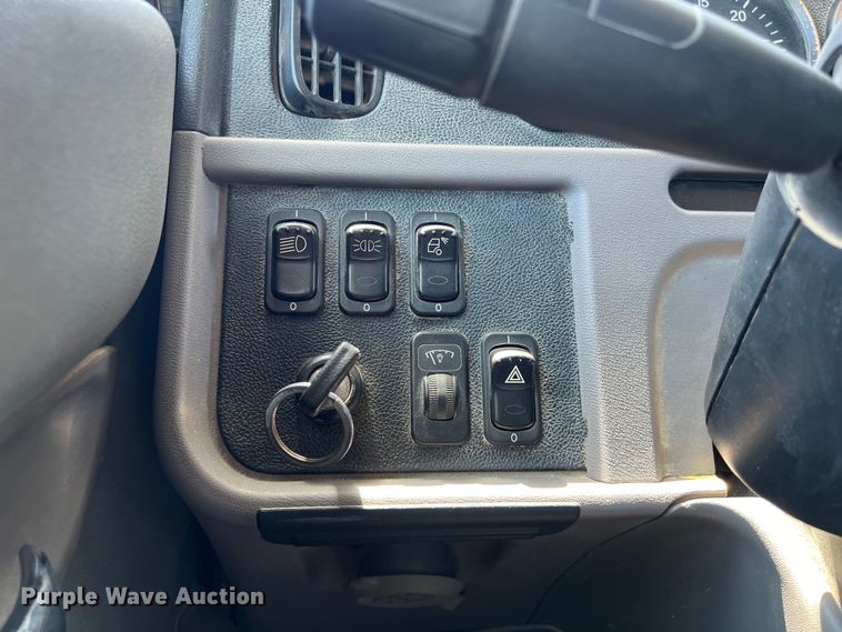 image for item LU9914 2018 Peterbilt 389 semi truck