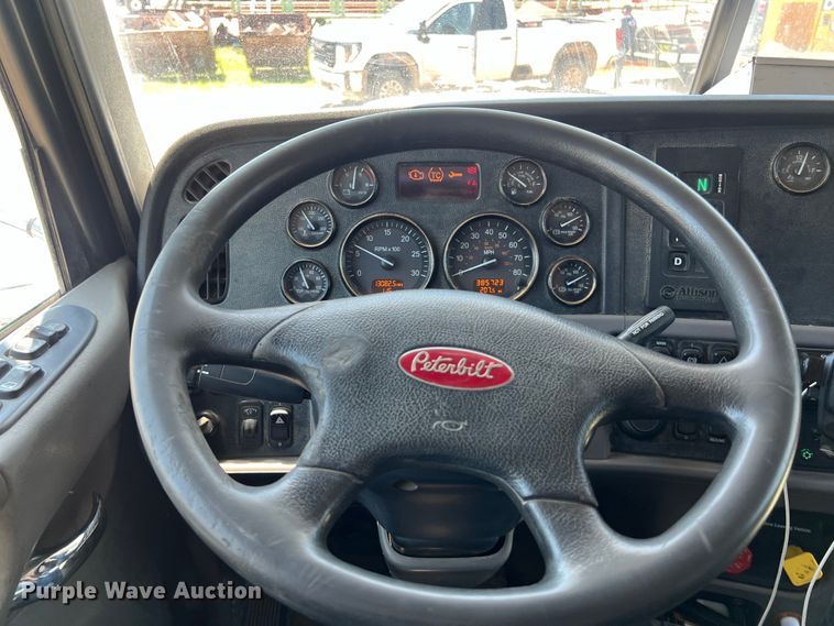 image for item LU9914 2018 Peterbilt 389 semi truck