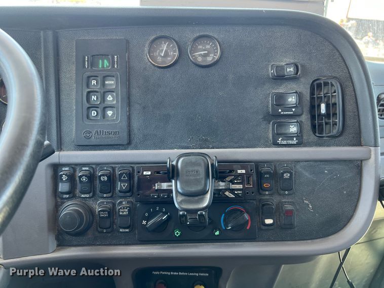 image for item LU9914 2018 Peterbilt 389 semi truck