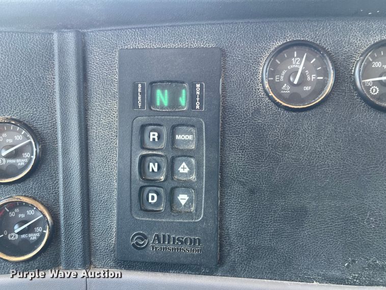 image for item LU9914 2018 Peterbilt 389 semi truck