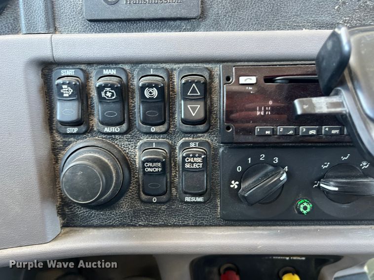 image for item LU9914 2018 Peterbilt 389 semi truck