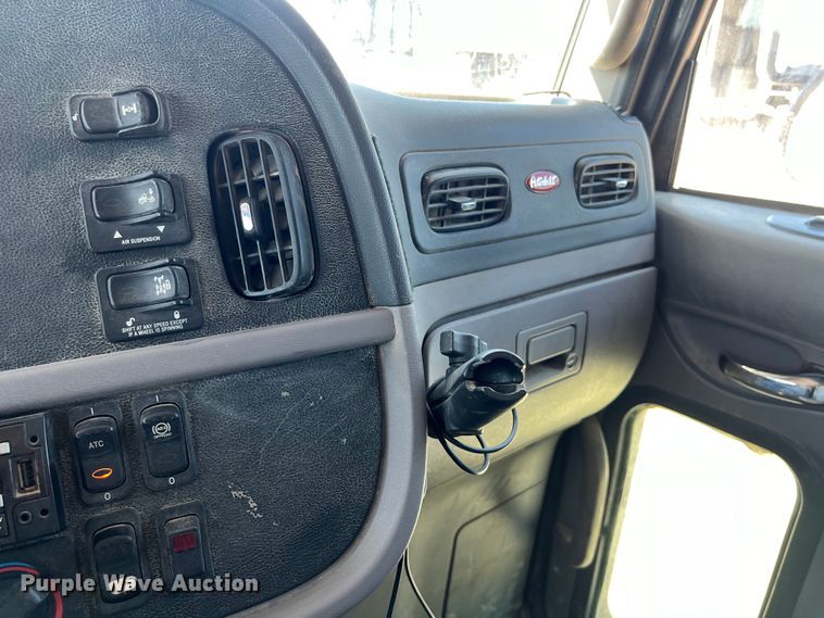 image for item LU9914 2018 Peterbilt 389 semi truck