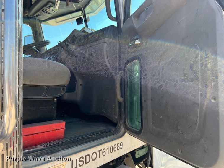 image for item LU9914 2018 Peterbilt 389 semi truck