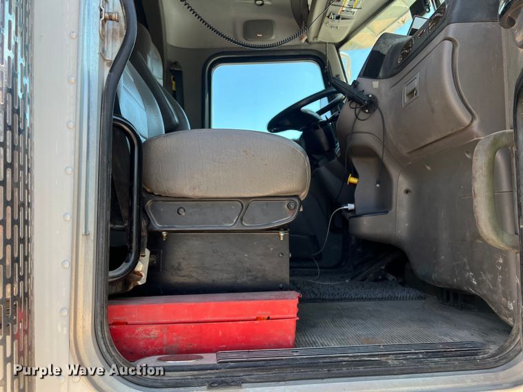 image for item LU9914 2018 Peterbilt 389 semi truck