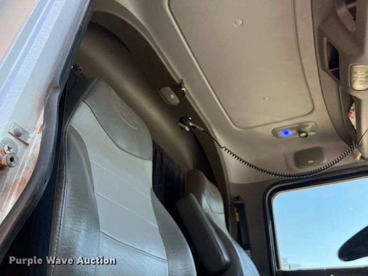 image for item LU9914 2018 Peterbilt 389 semi truck