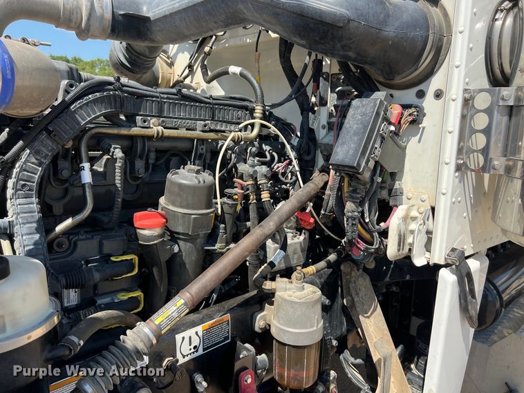 image for item LU9914 2018 Peterbilt 389 semi truck