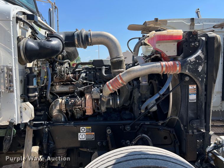 image for item LU9914 2018 Peterbilt 389 semi truck