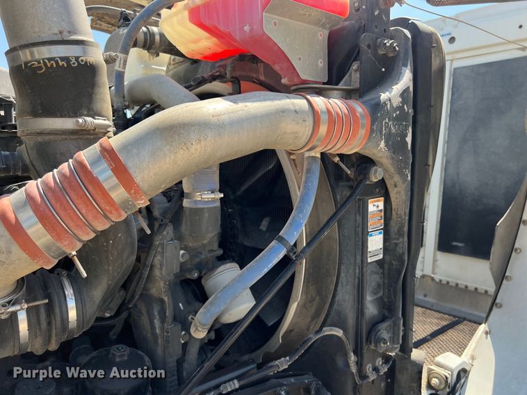 image for item LU9914 2018 Peterbilt 389 semi truck