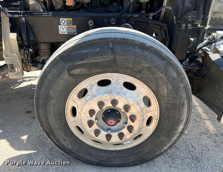 image for item LU9914 2018 Peterbilt 389 semi truck