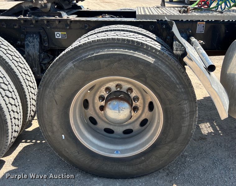 image for item LU9914 2018 Peterbilt 389 semi truck