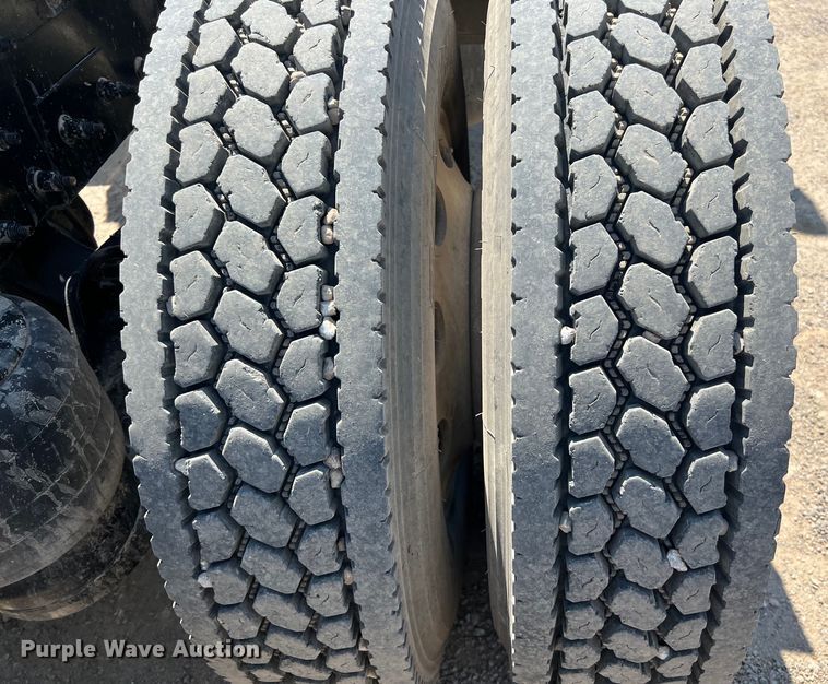 image for item LU9914 2018 Peterbilt 389 semi truck