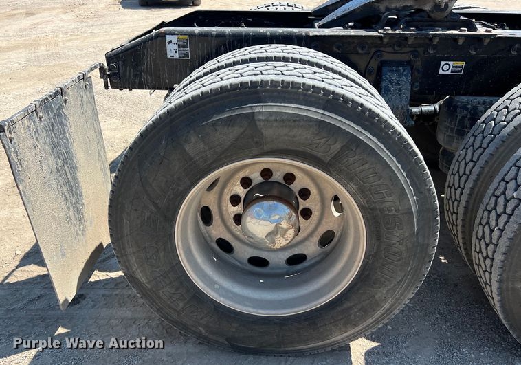 image for item LU9914 2018 Peterbilt 389 semi truck