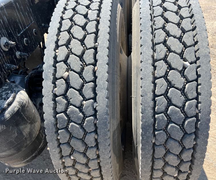 image for item LU9914 2018 Peterbilt 389 semi truck