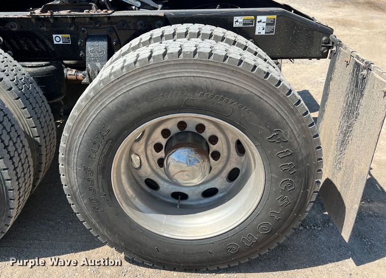 image for item LU9914 2018 Peterbilt 389 semi truck