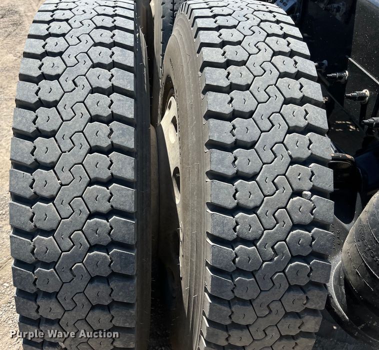 image for item LU9914 2018 Peterbilt 389 semi truck