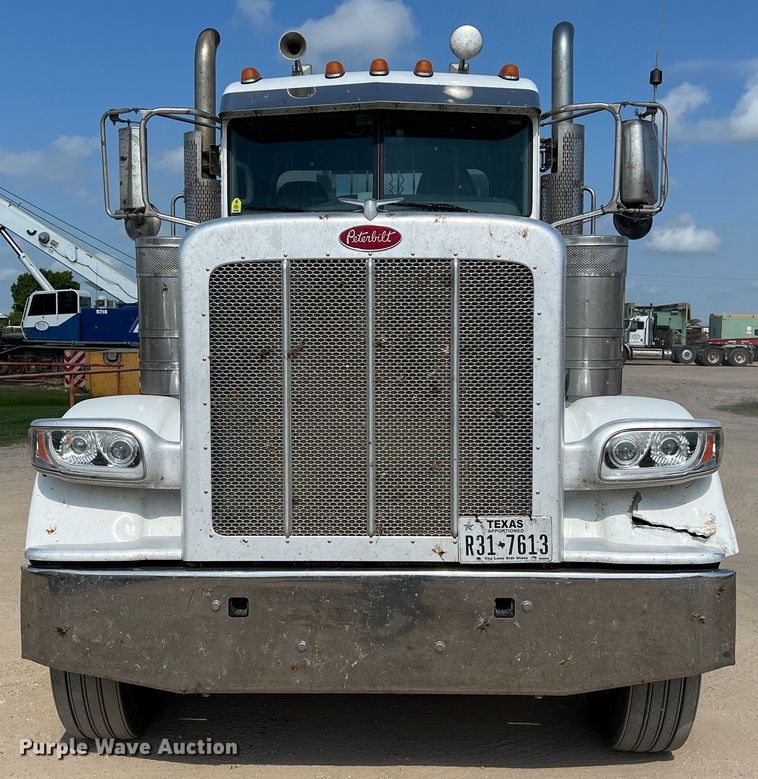 image for item LU9920 2018 Peterbilt 389 semi truck