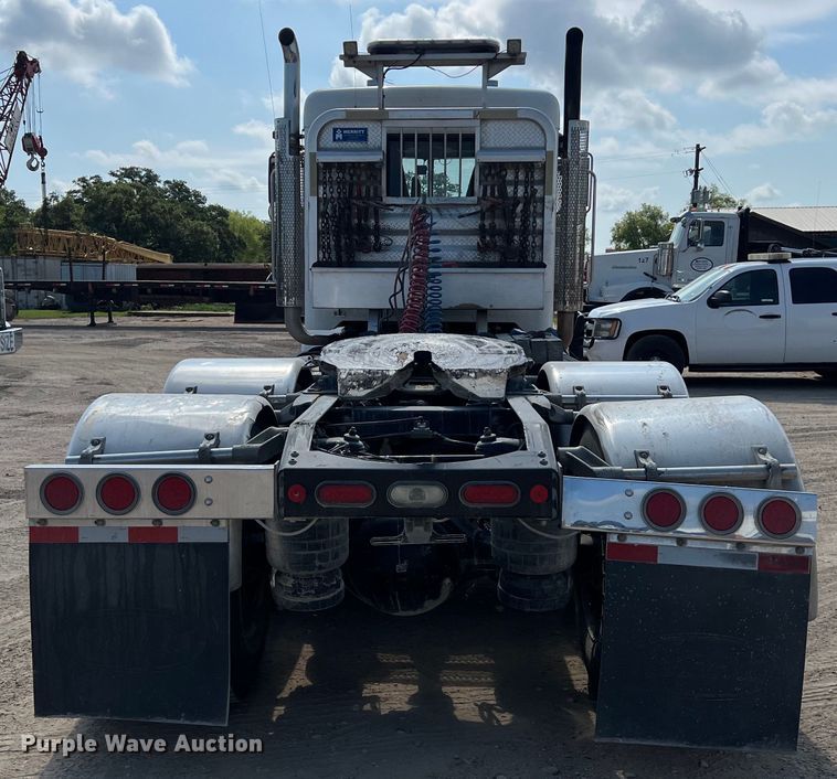 image for item LU9920 2018 Peterbilt 389 semi truck