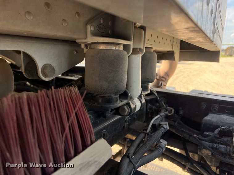 image for item LU9920 2018 Peterbilt 389 semi truck