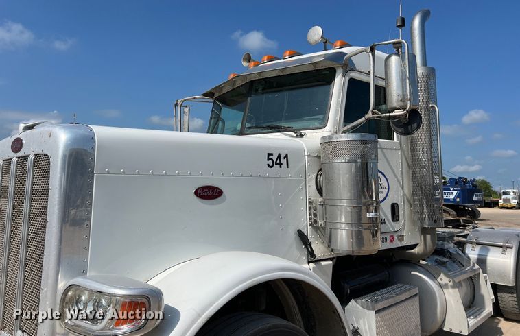 image for item LU9920 2018 Peterbilt 389 semi truck