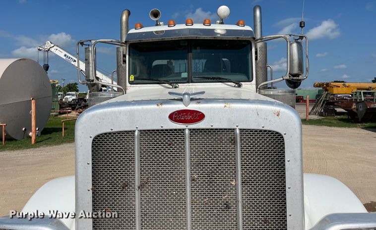 image for item LU9920 2018 Peterbilt 389 semi truck