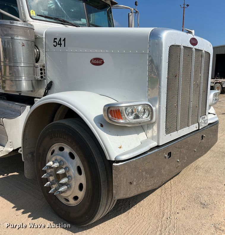 image for item LU9920 2018 Peterbilt 389 semi truck